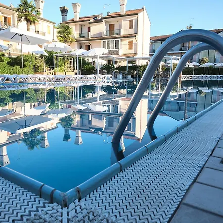 In A With Pool In Rosolina *