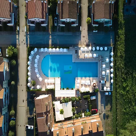 In A With Pool In Rosolina *